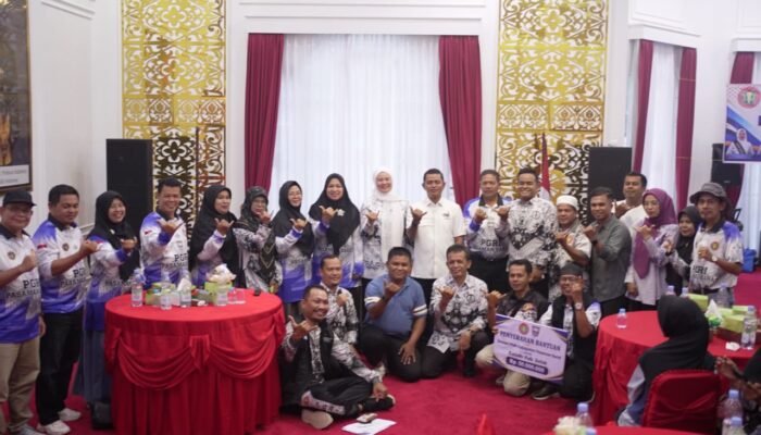 Bunda Guru dan PGRI Pasaman Barat Salurkan Bantuan Rp50 Juta untuk Korban Banjir dan Galodo di Kabupaten Solok